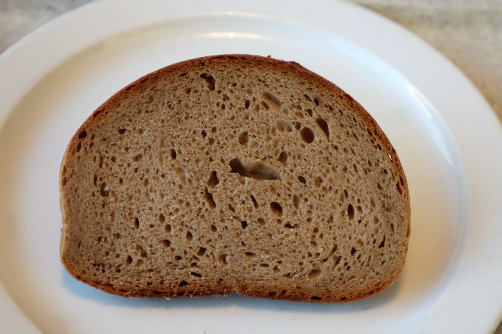 Canon EF-M 15-45mm F3.5-6.3 IS STM sample photo. Bread, black bread, eat photography