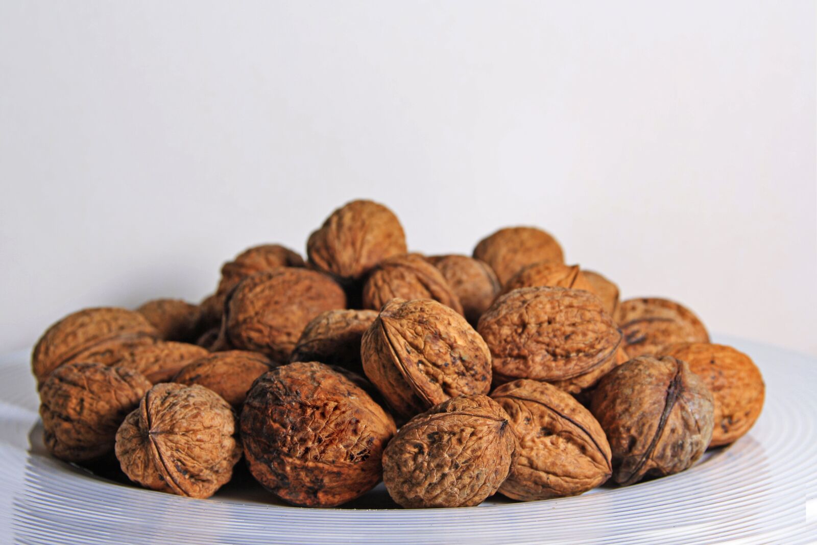 Canon EOS 1000D (EOS Digital Rebel XS / EOS Kiss F) sample photo. Russians, nuts, plate photography