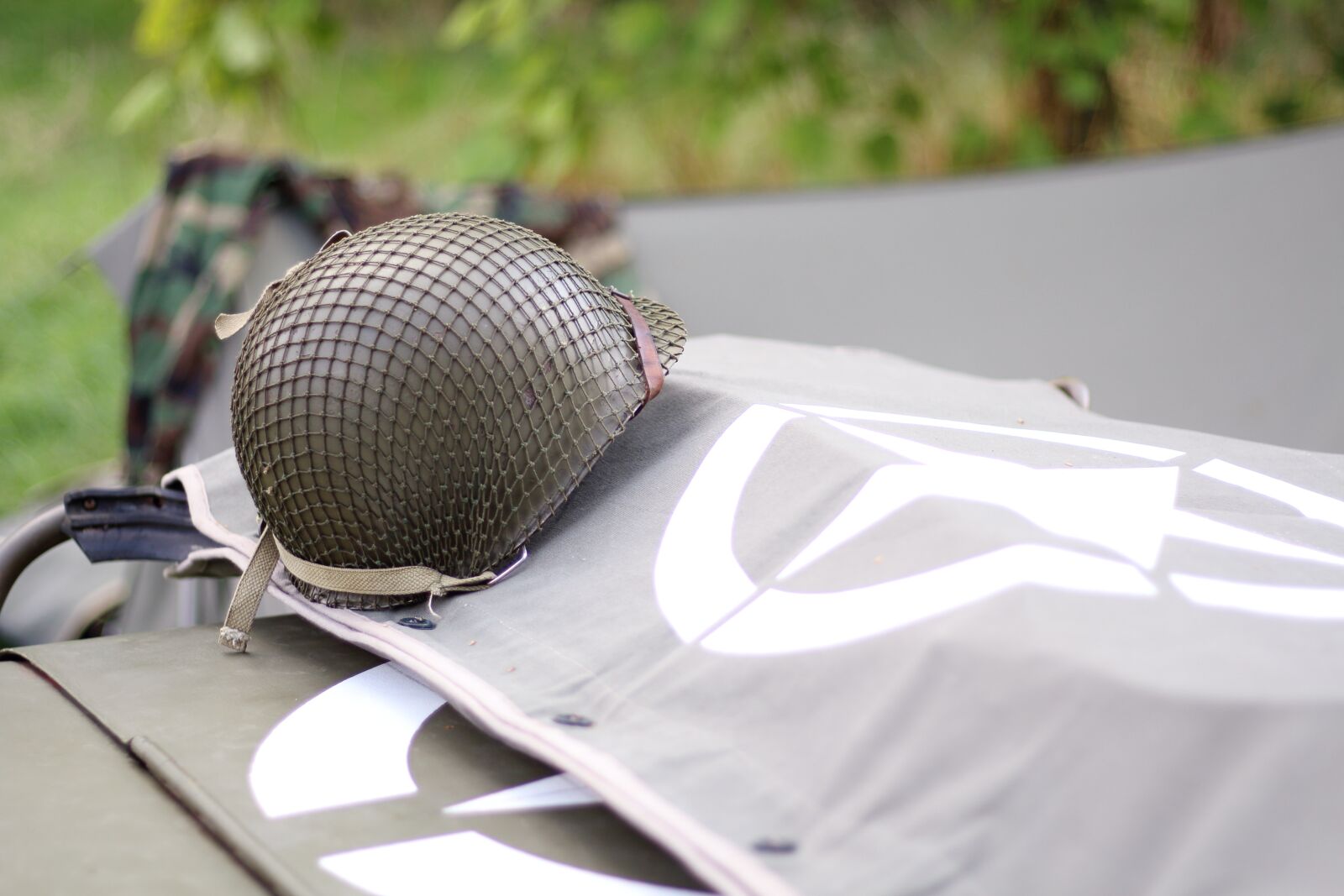 Canon EOS 700D (EOS Rebel T5i / EOS Kiss X7i) + Canon EF 50mm F1.8 STM sample photo. Helmet, army, war photography