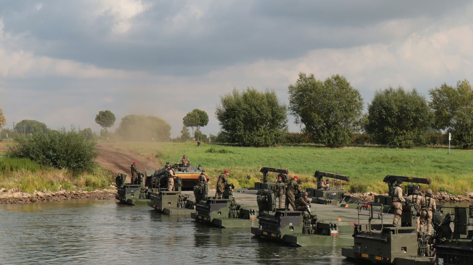 Canon EOS M50 (EOS Kiss M) sample photo. Bundeswehr, bridge building, war photography