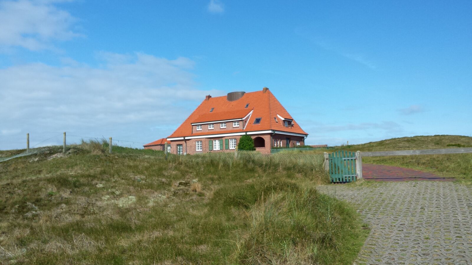 Samsung Galaxy S4 sample photo. Grass, house, nature photography