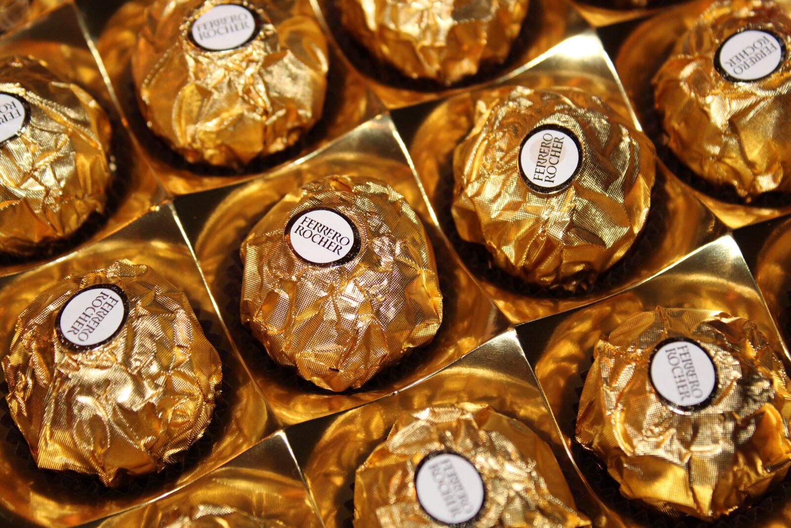 Canon EOS 2000D (EOS Rebel T7 / EOS Kiss X90 / EOS 1500D) sample photo. Ferrero rocher, chocolate, sweet photography