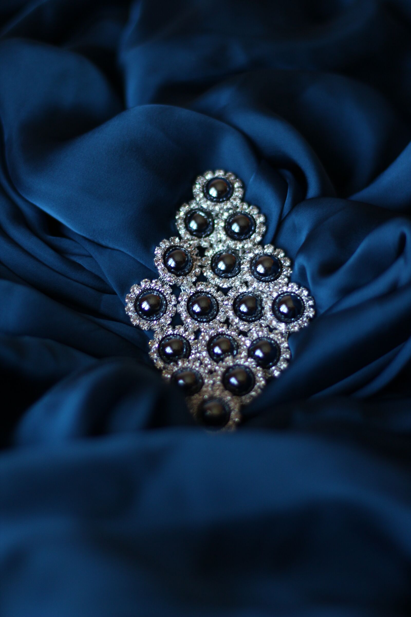 Canon EOS 600D (Rebel EOS T3i / EOS Kiss X5) + Canon EF 50mm F1.4 USM sample photo. Ornament, silk, blue photography