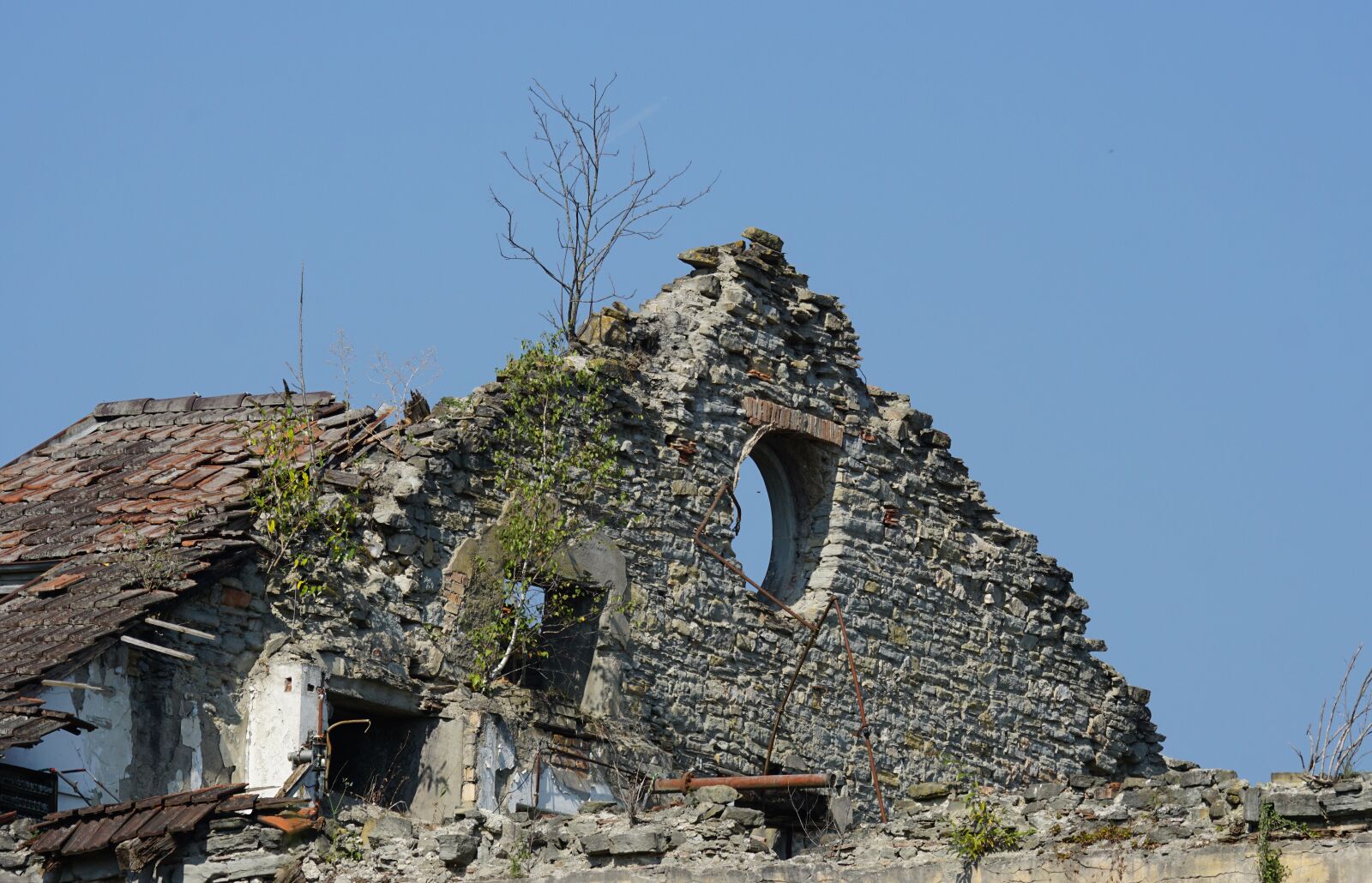 Sony 70-400mm F4-5.6 G SSM sample photo. Abandoned place, spinning, ruin photography