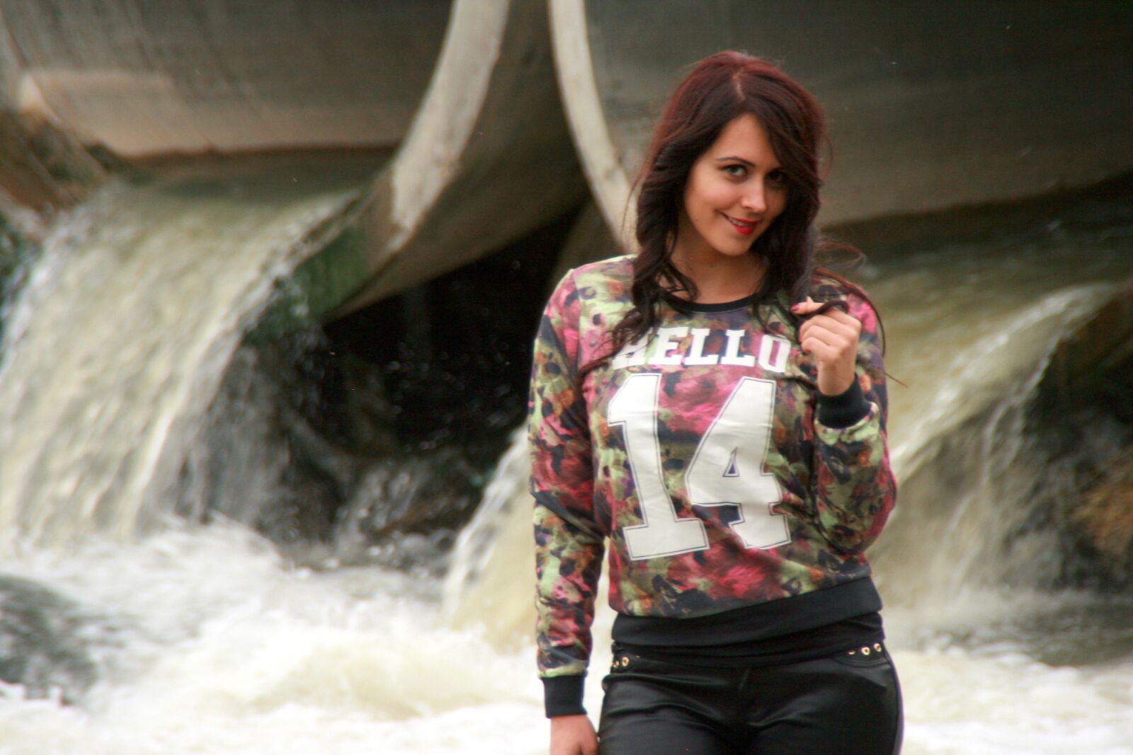 Canon EOS 400D (EOS Digital Rebel XTi / EOS Kiss Digital X) sample photo. Girl, water, cascada photography