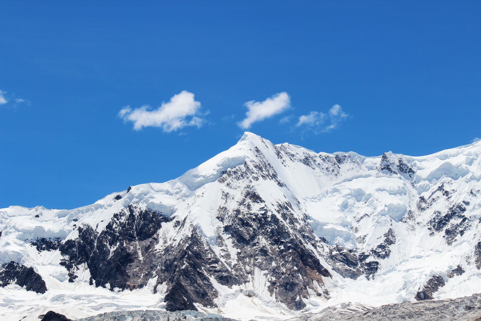 Canon EOS 600D (Rebel EOS T3i / EOS Kiss X5) sample photo. Blue sky, snow mountain photography
