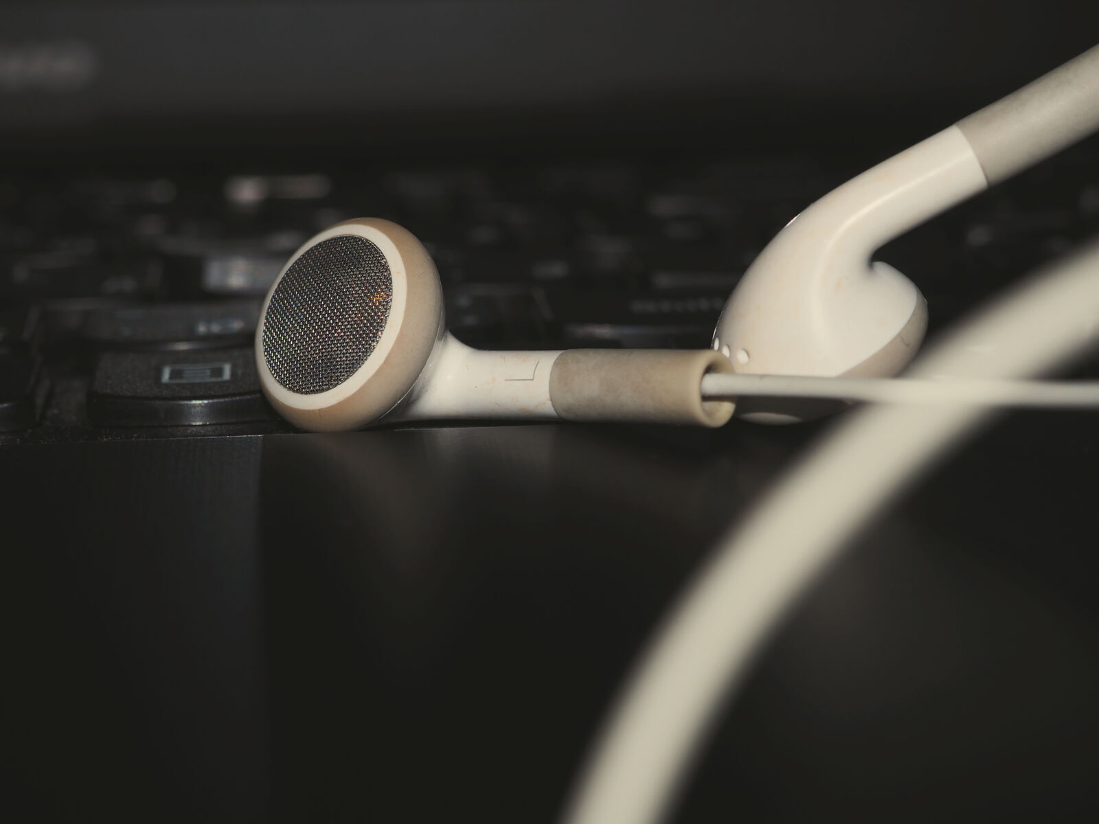 Olympus OM-D E-M10 II sample photo. Closeup, headphones, keyboard, laptop photography