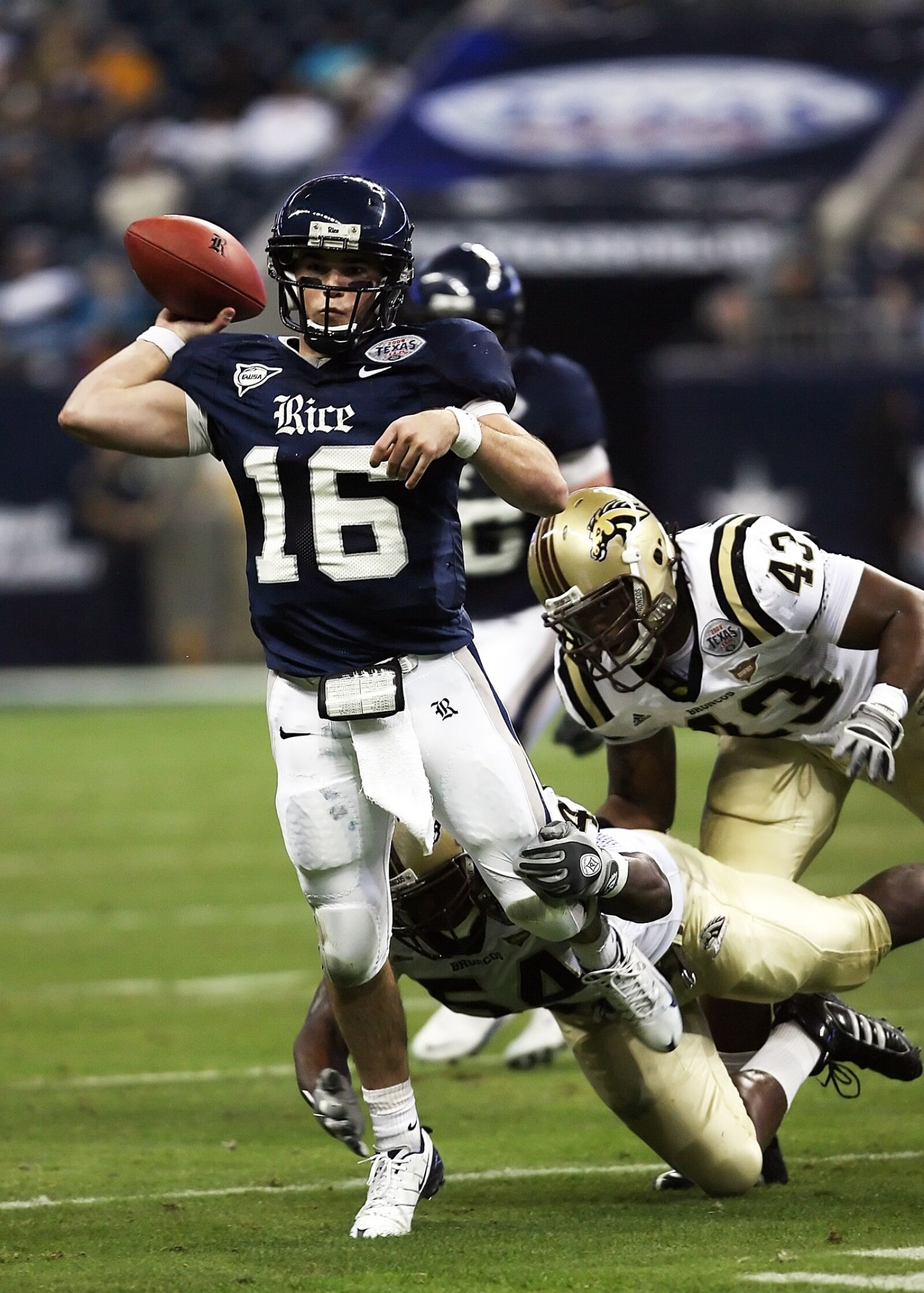 Canon EOS-1D Mark II N sample photo. Quarterback, football, throwing pass photography