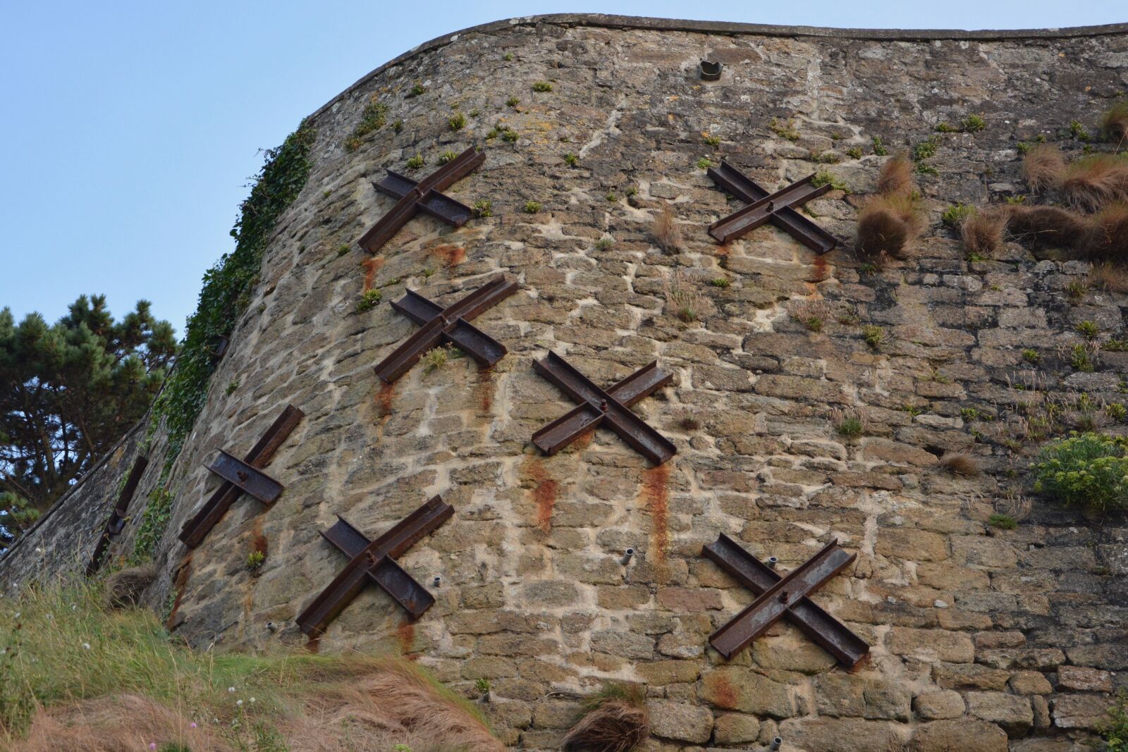 Nikon D5200 sample photo. Wall, retaining, hardware support photography