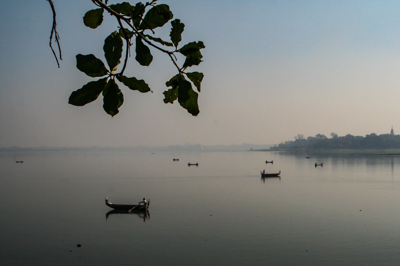 Canon EOS 350D (EOS Digital Rebel XT / EOS Kiss Digital N) sample photo. Lake, boat, myanmar photography
