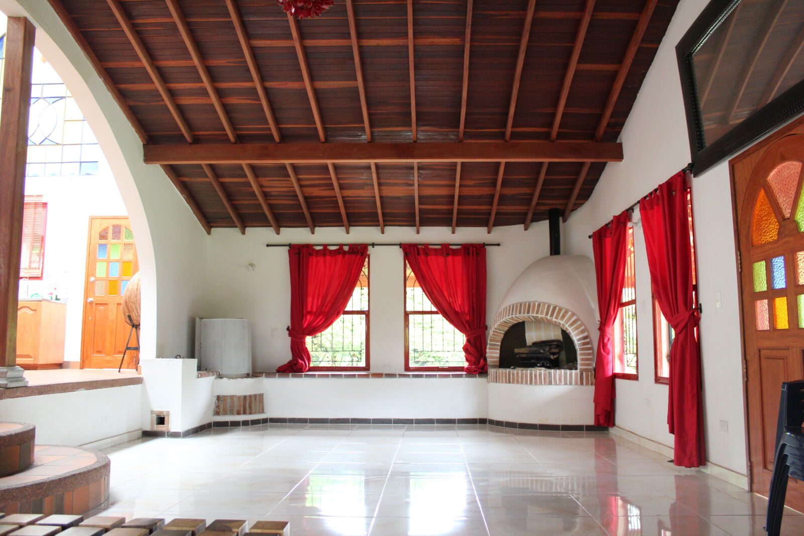 Canon EOS 1300D (EOS Rebel T6 / EOS Kiss X80) sample photo. House, living, room, red photography