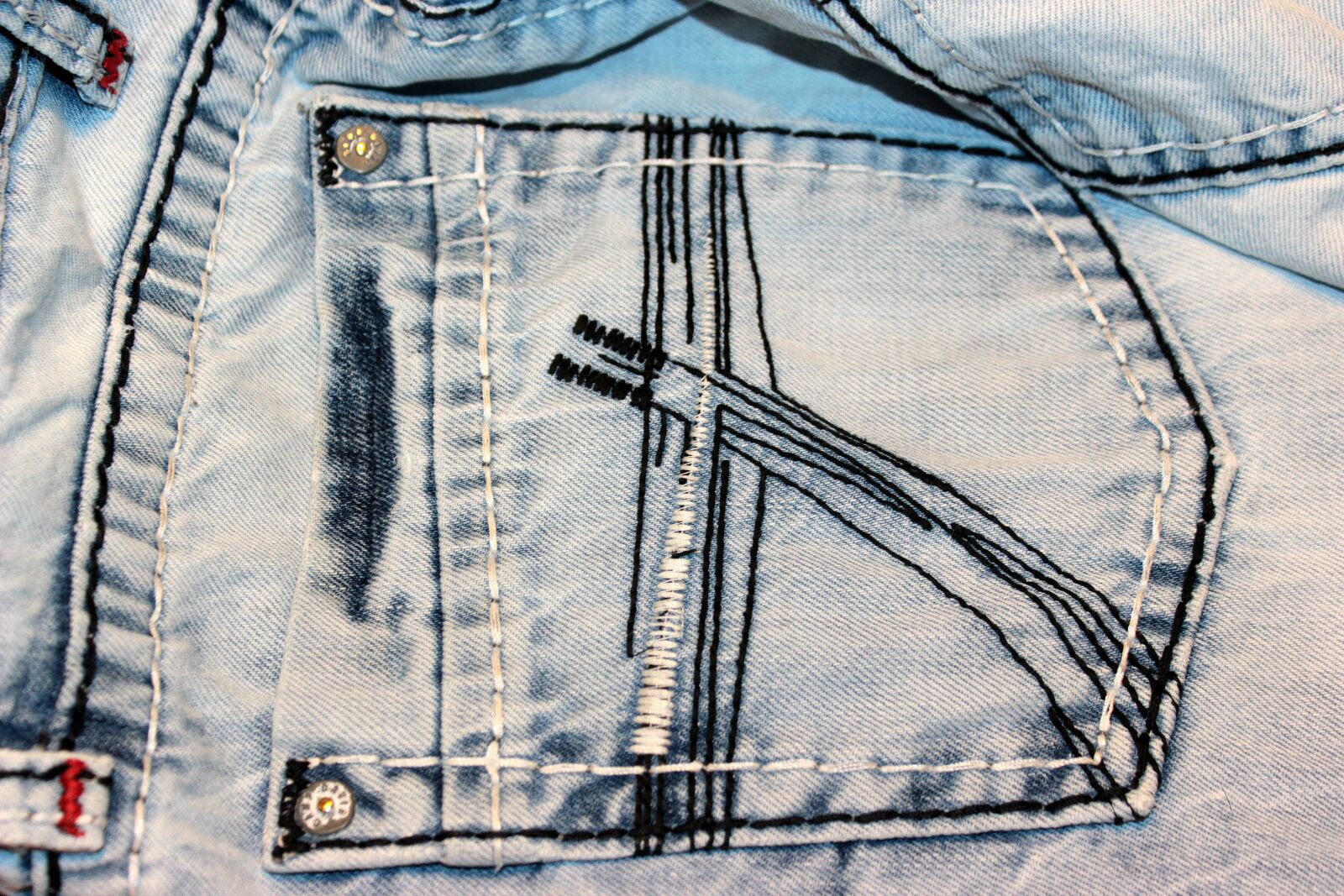 Canon EOS 650D (EOS Rebel T4i / EOS Kiss X6i) sample photo. Jeans, bags, back pockets photography