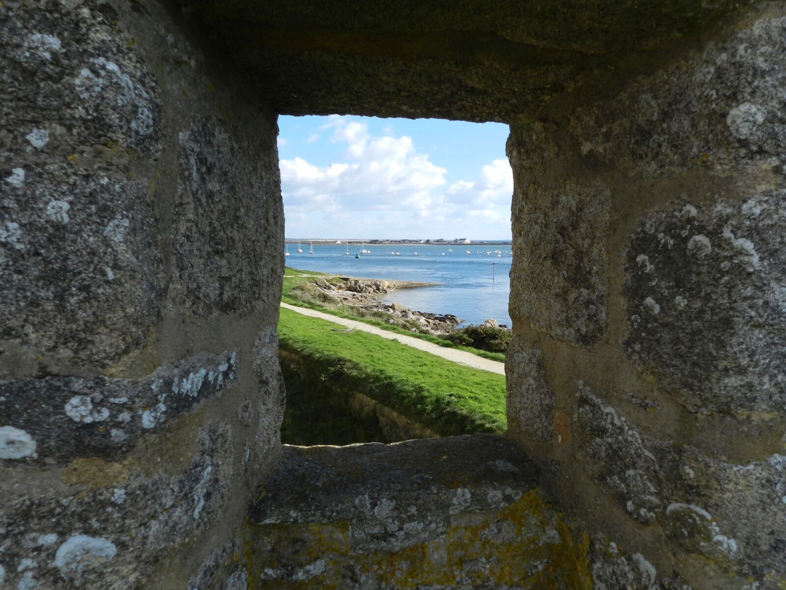 Nikon Coolpix P500 sample photo. Window, sea view, saint photography