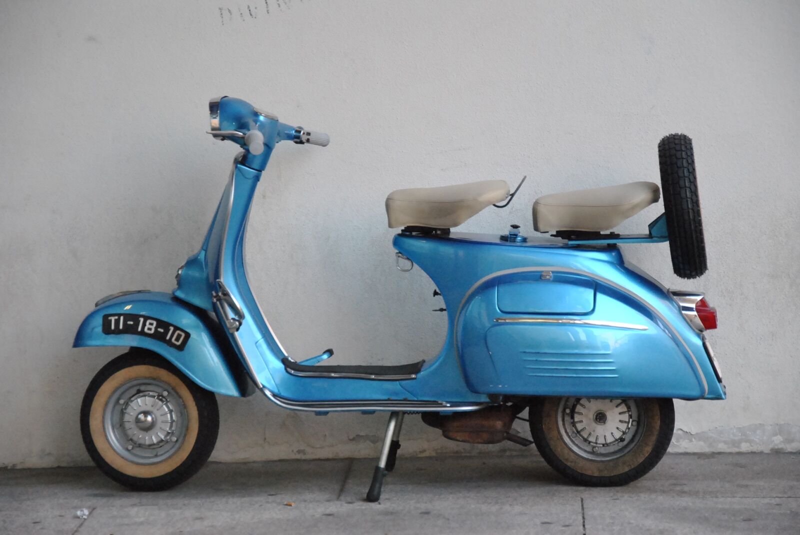Nikon D3000 sample photo. Scooter, street, sidewalk photography