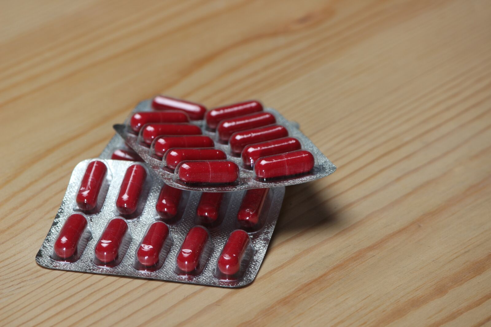Canon EOS 600D (Rebel EOS T3i / EOS Kiss X5) sample photo. Capsule, red, medicine photography