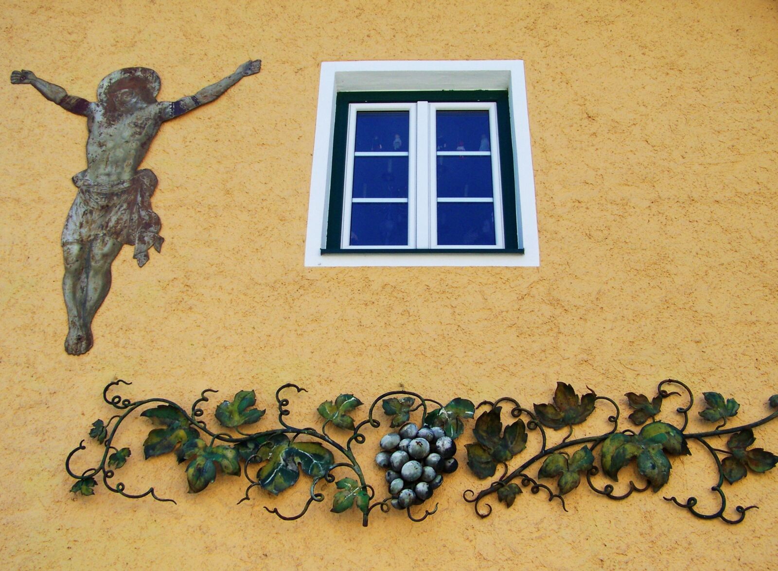 Kodak EASYSHARE ZD710 ZOOM DIGITAL CAMERA sample photo. Wall relief, building sculpture photography