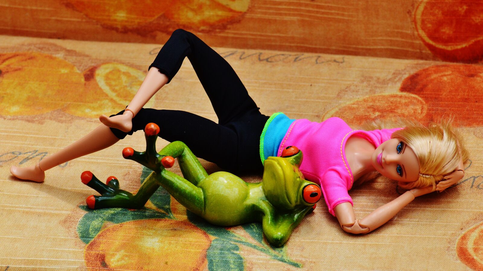 Nikon D3200 sample photo. Barbie, frog, together photography