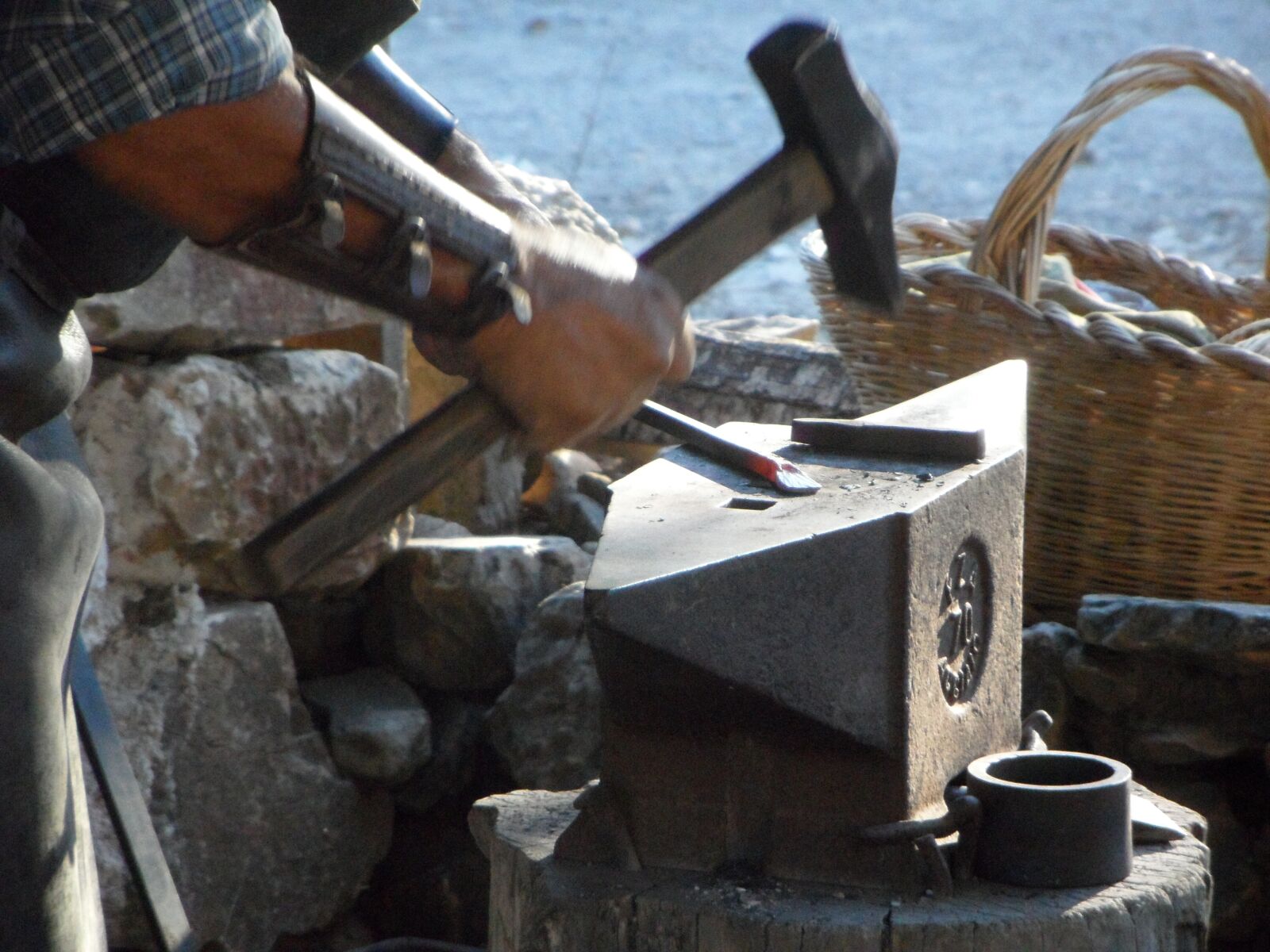 Samsung VLUU WB210, SAMSUNG WB210 sample photo. Blacksmith, anvil, hammer photography