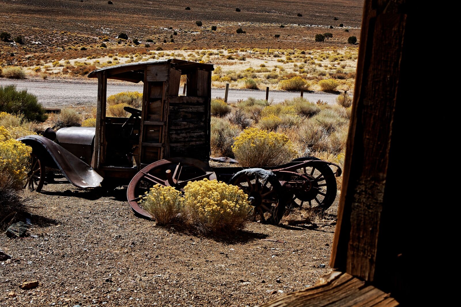 Nikon D50 sample photo. Old car, rust, ghost photography