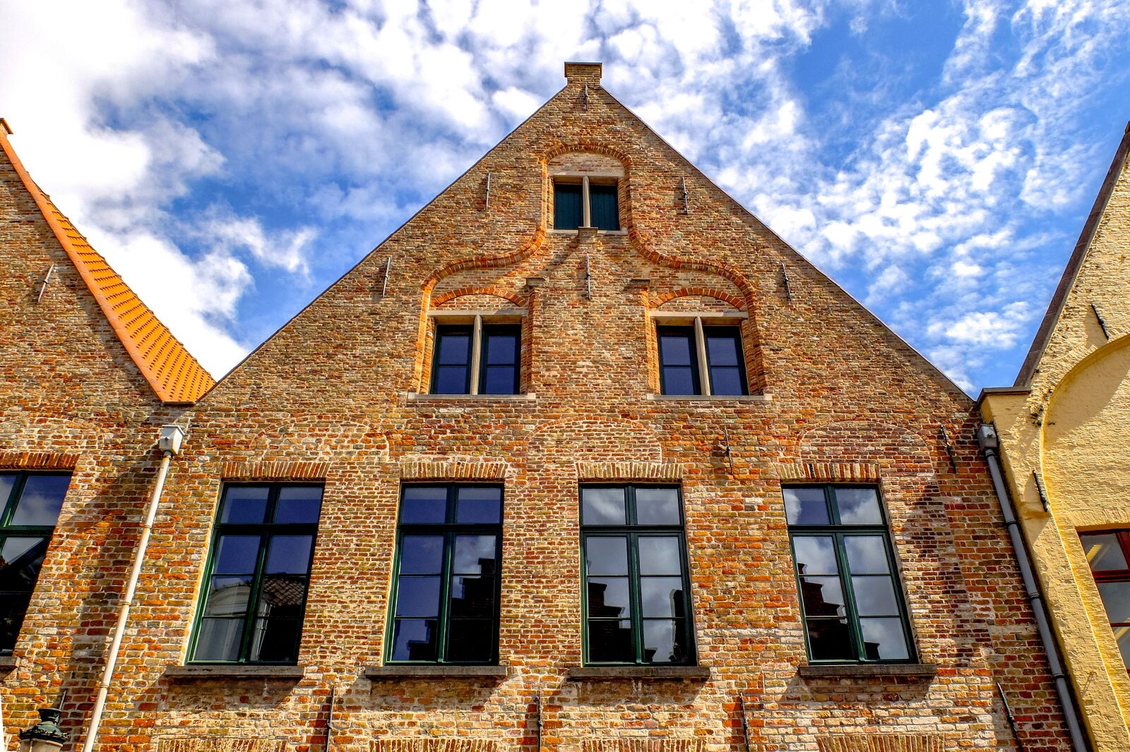 Fujifilm X30 sample photo. Building, facade, brick photography