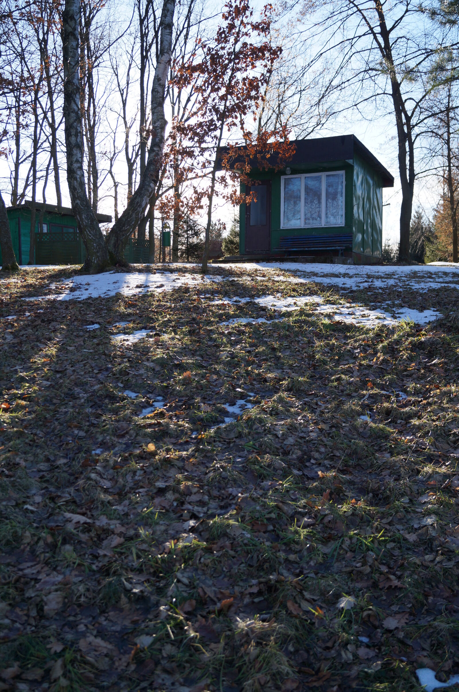 Sony SLT-A37 sample photo. Lodge, shadows, snow photography