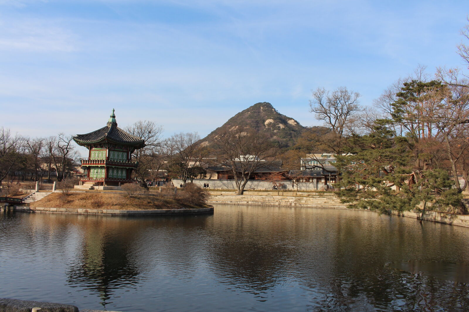 Canon EOS 700D (EOS Rebel T5i / EOS Kiss X7i) sample photo. Gyeongbokgung, hill, korea, winter photography