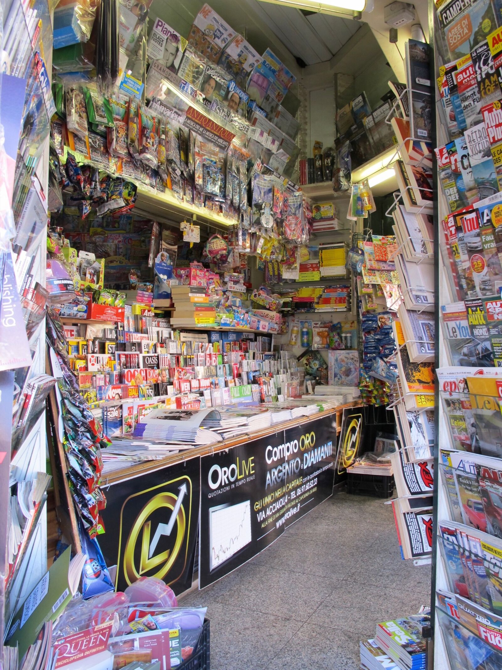 Canon PowerShot G11 sample photo. Kiosk, magazines, booth photography