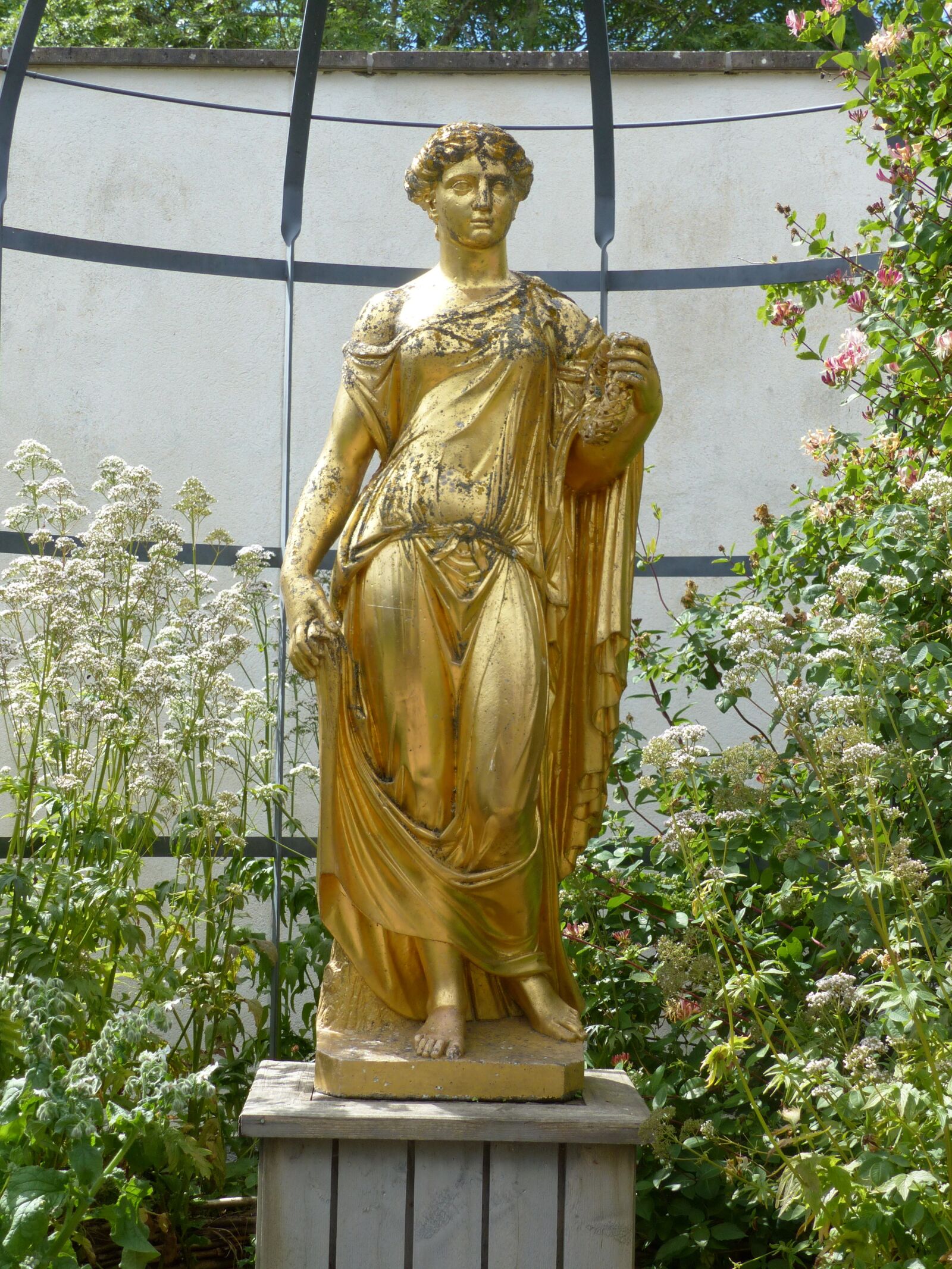 Panasonic Lumix DMC-FZ200 sample photo. Statue, gold, flowers photography