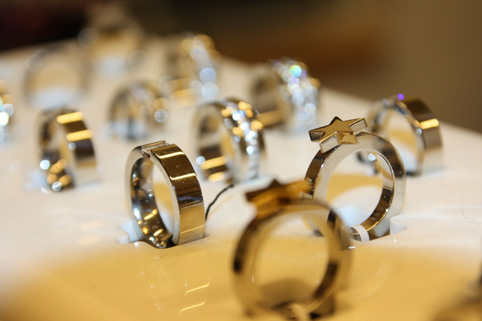 Canon EOS 450D (EOS Rebel XSi / EOS Kiss X2) sample photo. Chains, jewelry, silver photography