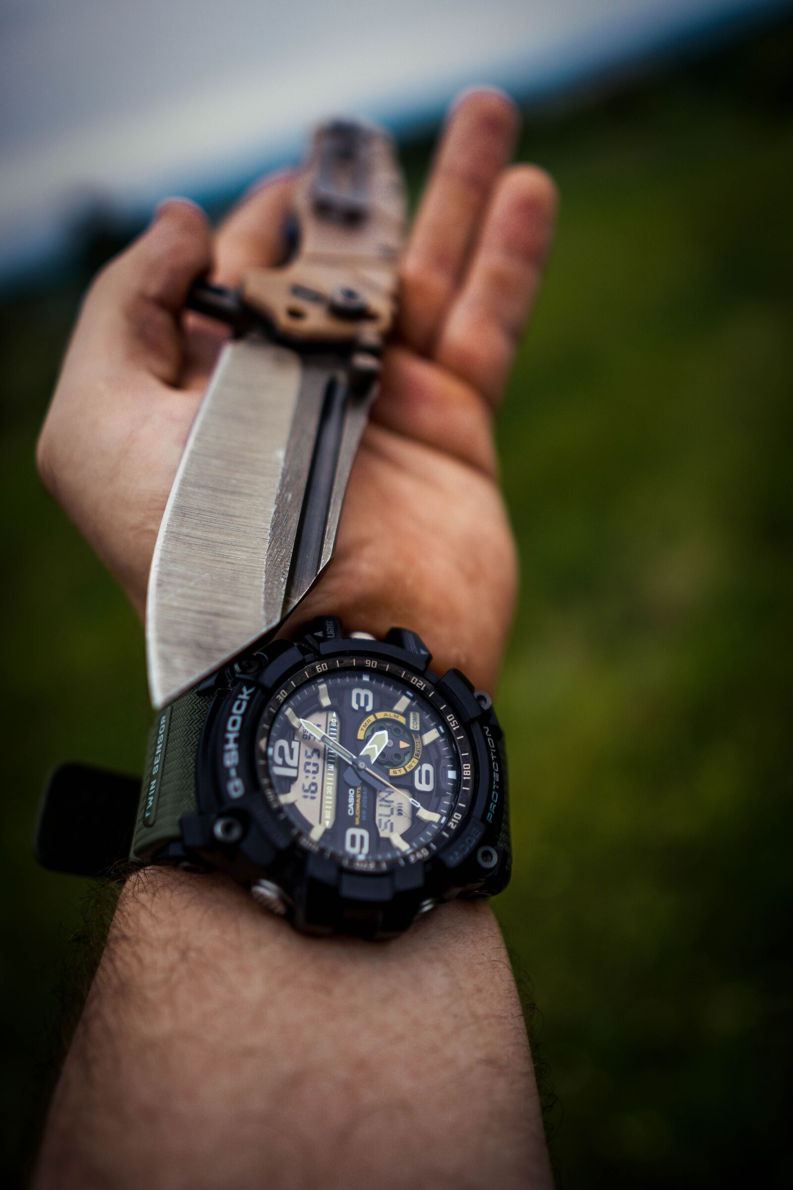 Sony a6400 + Sigma 16mm F1.4 DC DN | C sample photo. Knife, nature, green photography