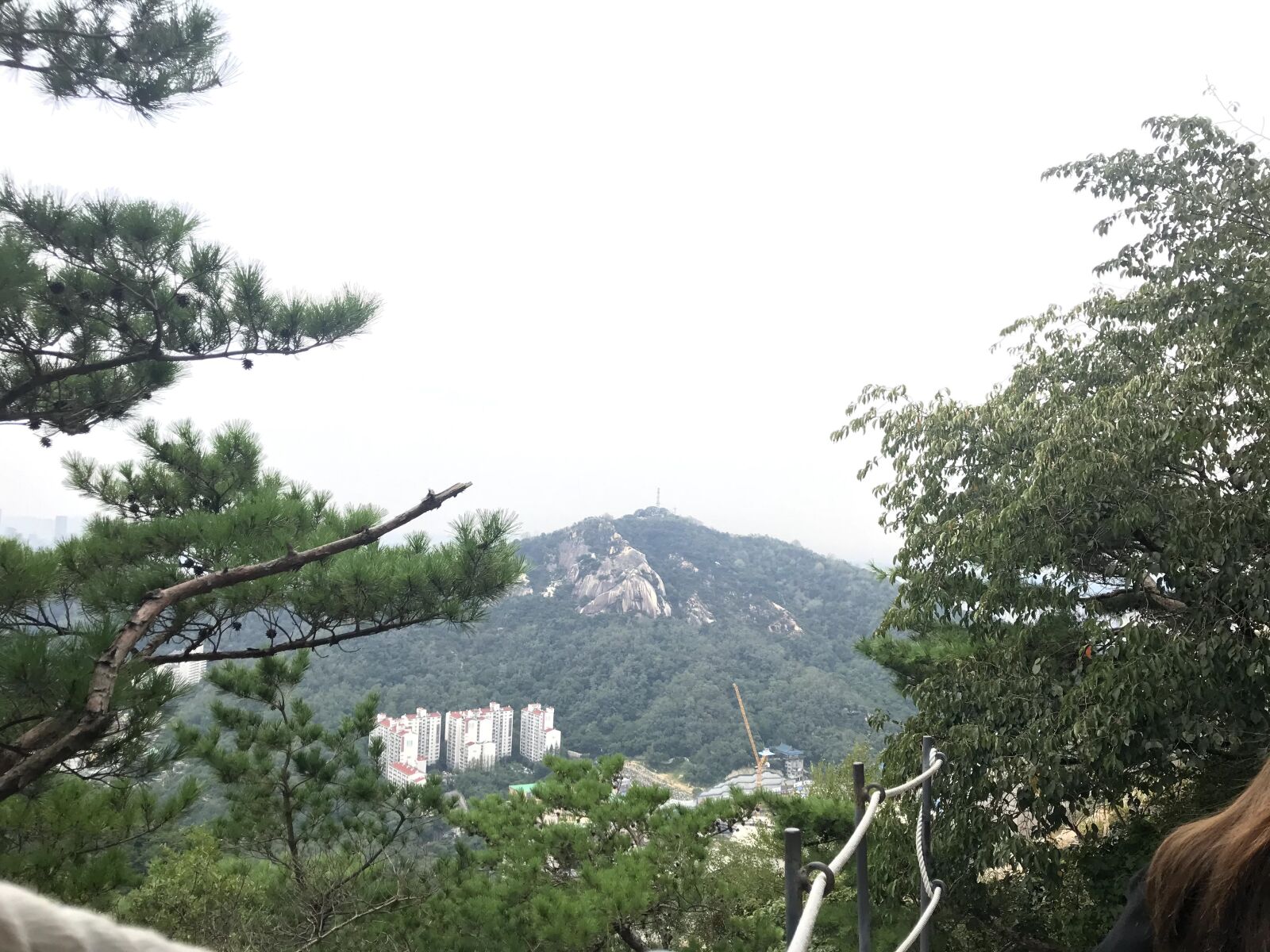 iPhone 7 back camera 3.99mm f/1.8 sample photo. 인왕산, 전경, 성벽 photography