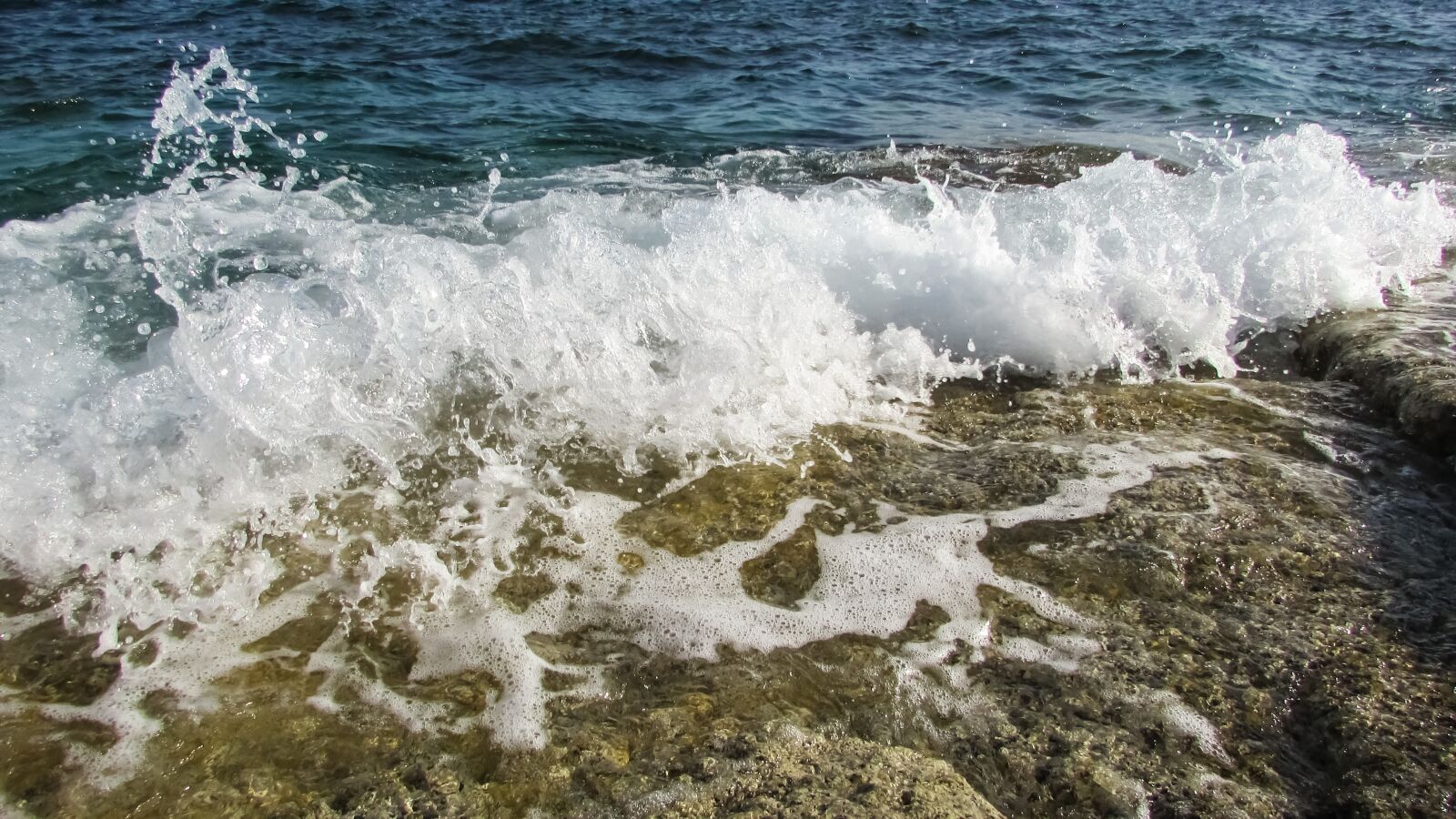 Canon PowerShot SX400 IS sample photo. Wave, smashing, foam photography