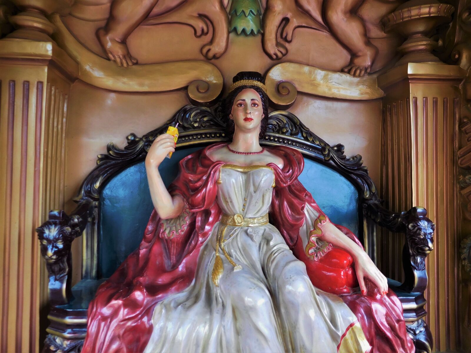 Nikon Coolpix S7000 sample photo. Statue, queen, royal photography