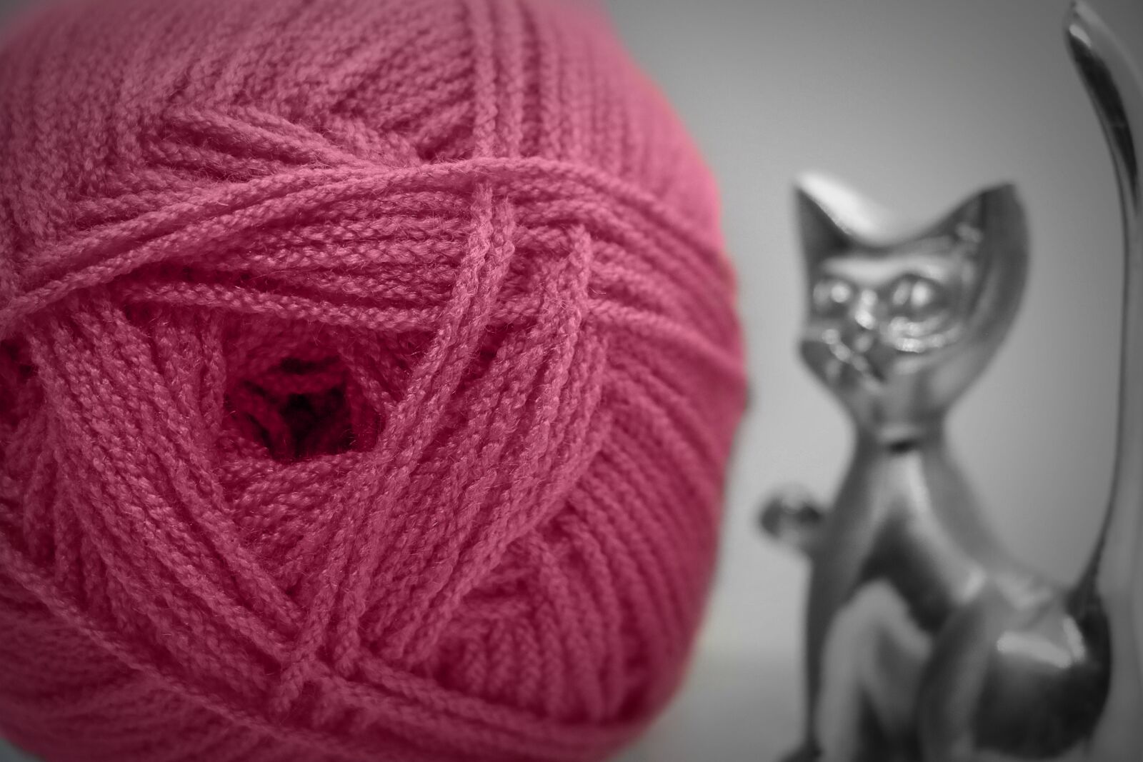 Canon EOS 760D (EOS Rebel T6s / EOS 8000D) + Canon EF-S 18-135mm F3.5-5.6 IS STM sample photo. Cat, crochet, pink photography