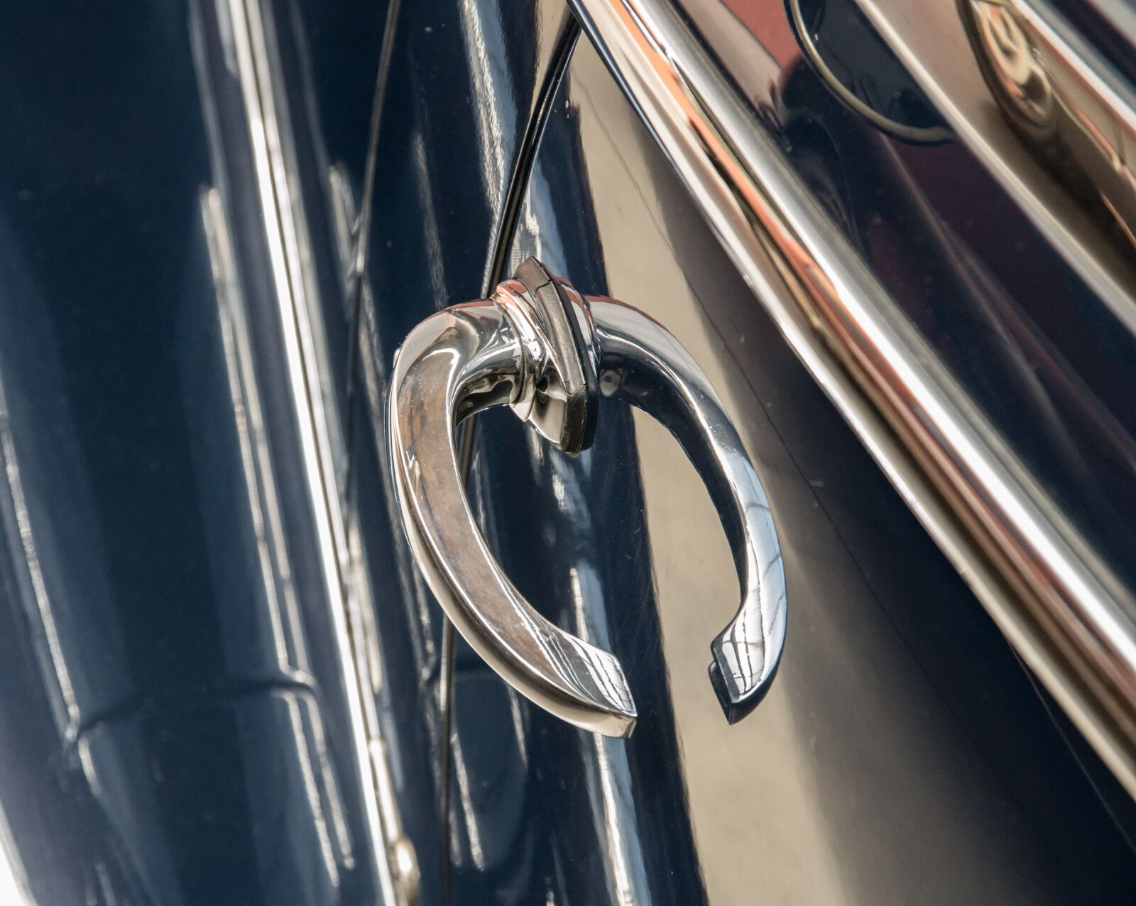 Pentax K-50 sample photo. Door handle, auto, oldtimer photography