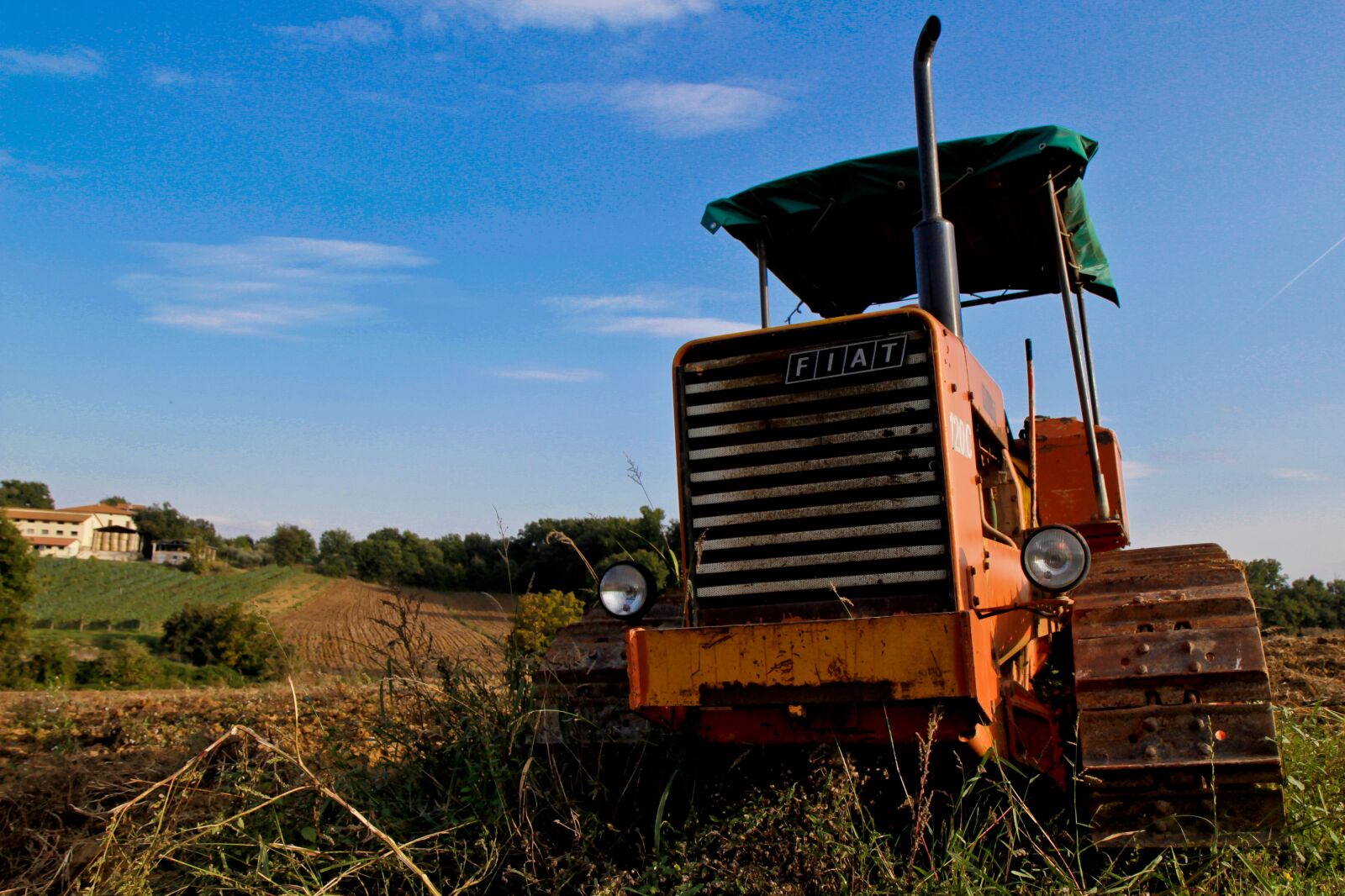 Canon EOS 60D + Sigma 12-24mm f/4.5-5.6 EX DG ASPHERICAL HSM + 1.4x sample photo. Tractor, fiat, agriculture photography