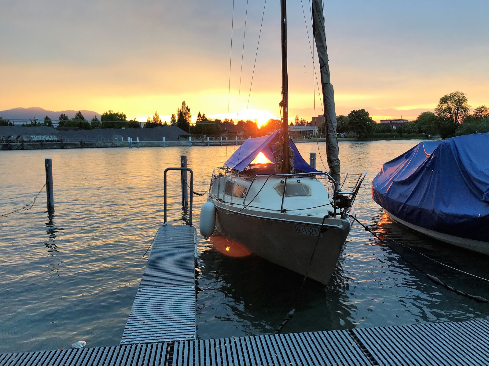 iPhone 7 back camera 3.99mm f/1.8 sample photo. Boat, lake, water photography