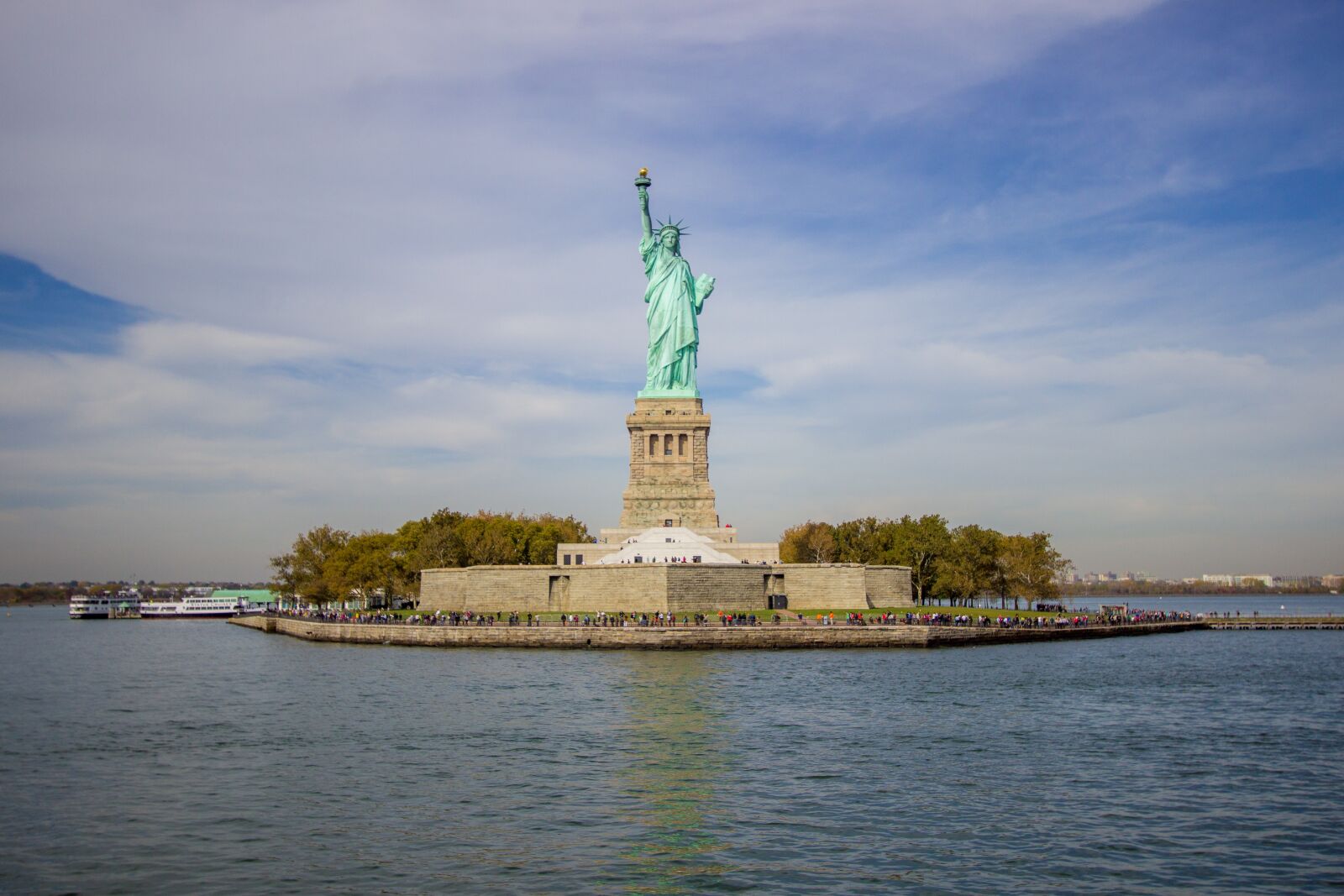 Canon EOS 600D (Rebel EOS T3i / EOS Kiss X5) + Canon EF-S 10-22mm F3.5-4.5 USM sample photo. Statue of liberty, manhattan photography