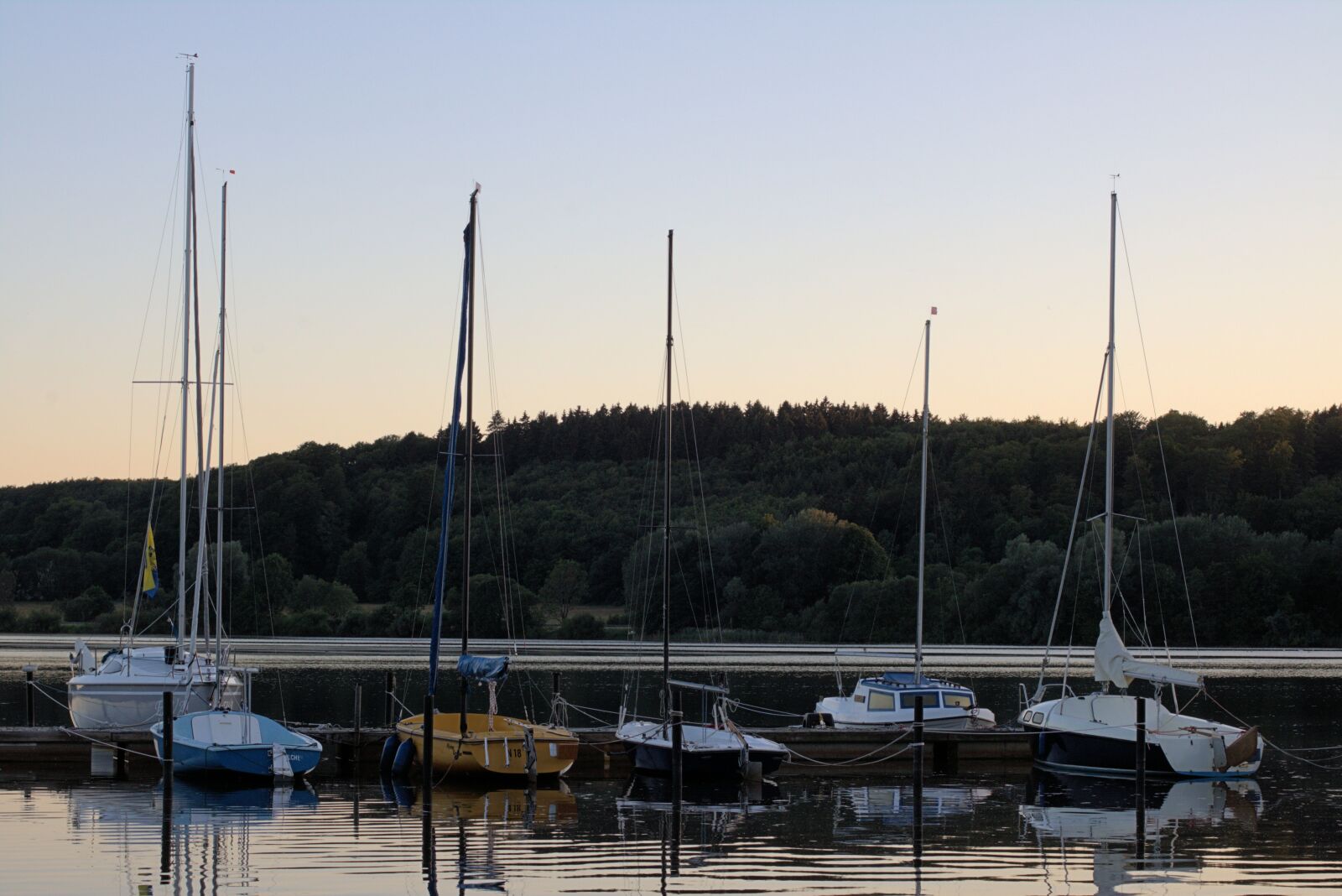 Canon EOS 760D (EOS Rebel T6s / EOS 8000D) + Canon EF 50mm F1.4 USM sample photo. Sailing boats, lake, water photography