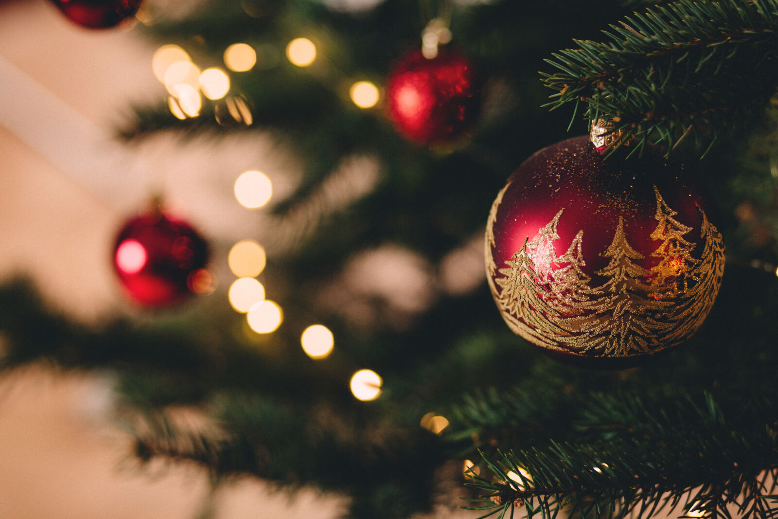 Canon EF 85mm F1.8 USM sample photo. Christmas, tree, with, baubles photography