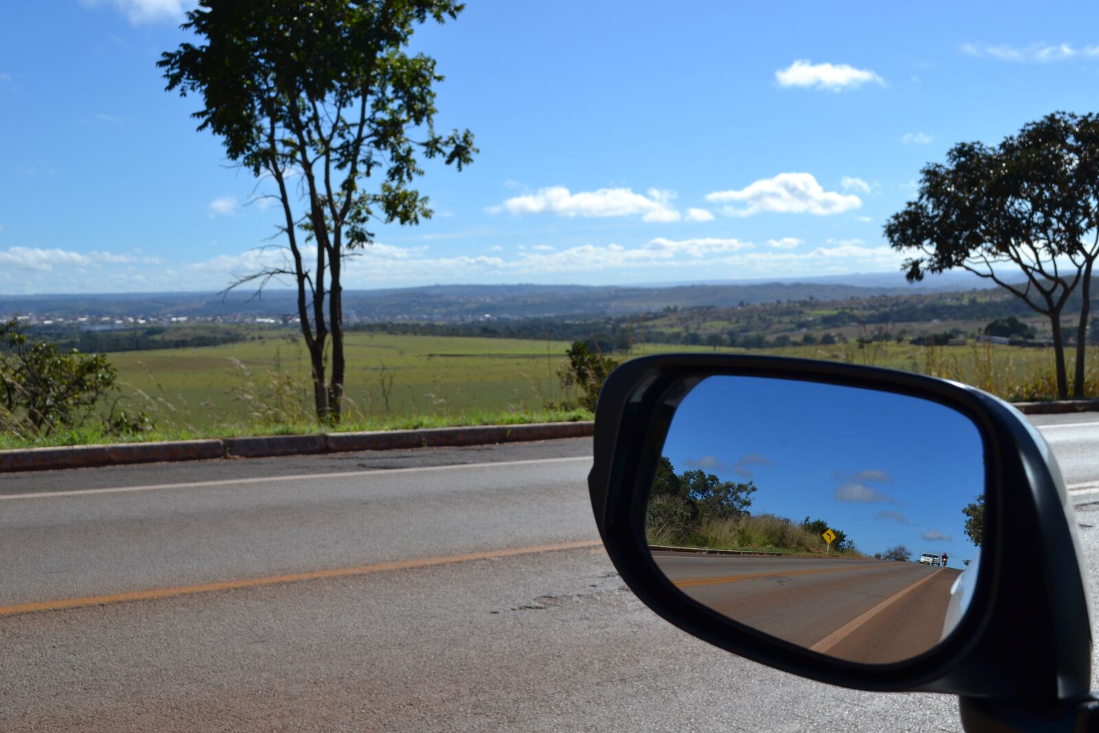 Nikon D3100 sample photo. Car, road, cerrado photography