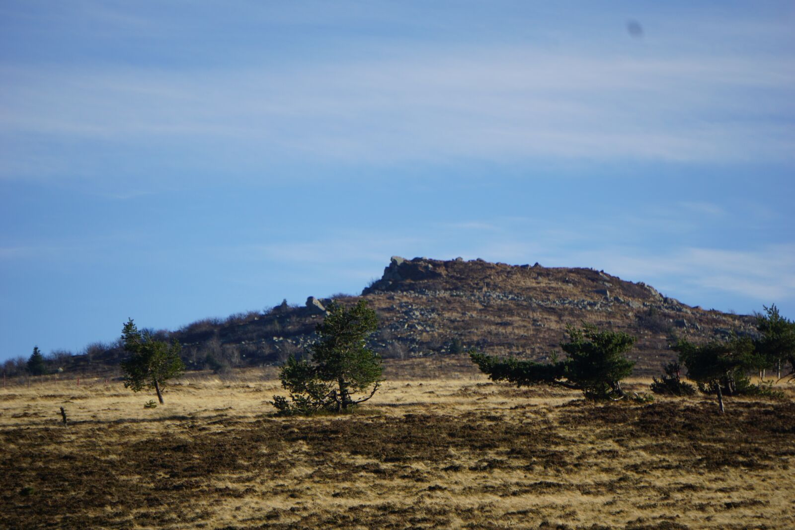 Sony E 55-210mm F4.5-6.3 OSS sample photo. Auvergne, prairie, puy de photography