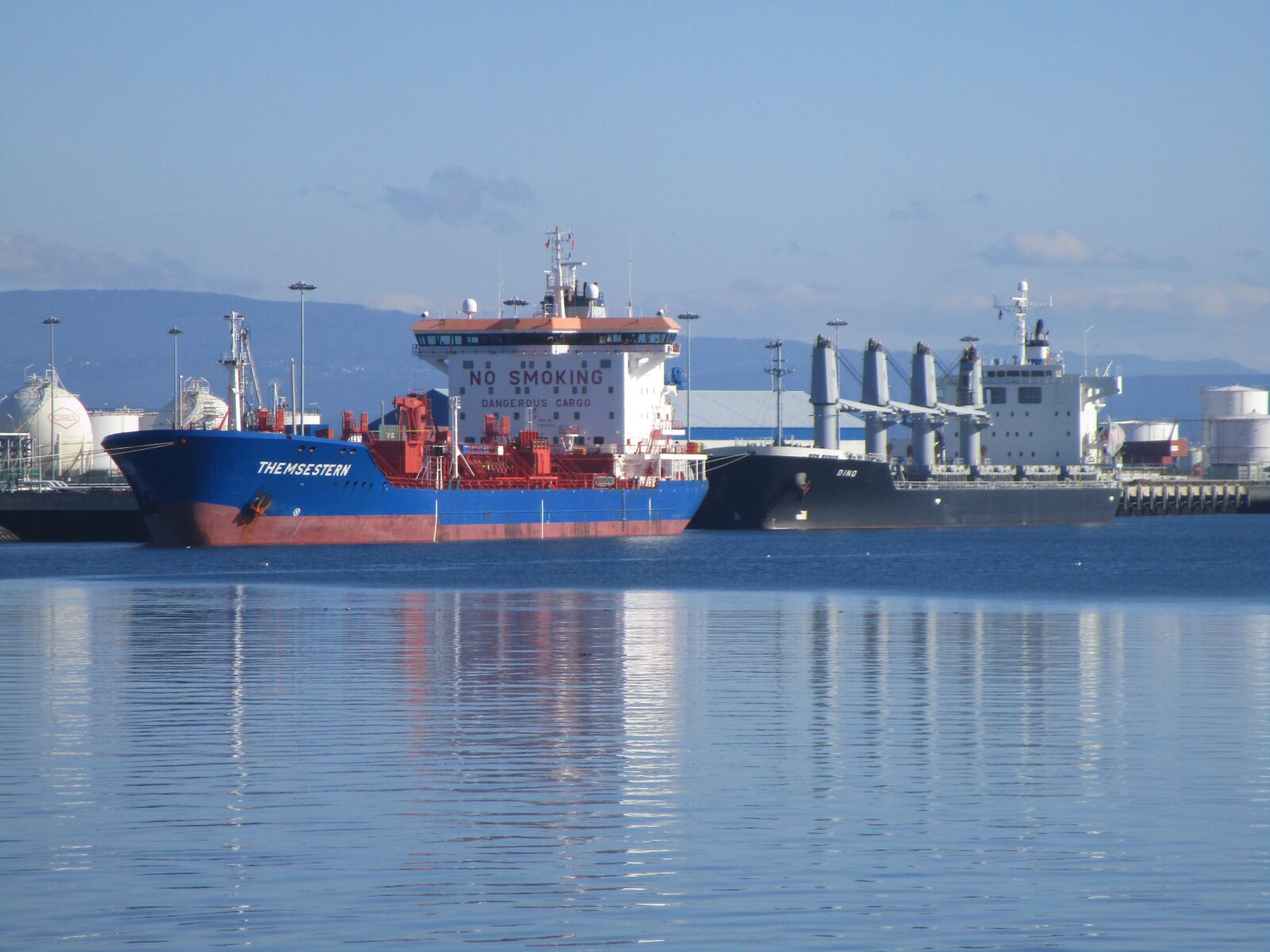 Canon PowerShot ELPH 190 IS (IXUS 180 / IXY 190) sample photo. Tanker vessel, oil tanker photography