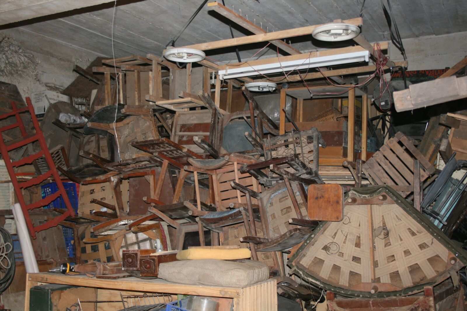 Canon EOS 400D (EOS Digital Rebel XTi / EOS Kiss Digital X) sample photo. Junk, workshop, chairs photography