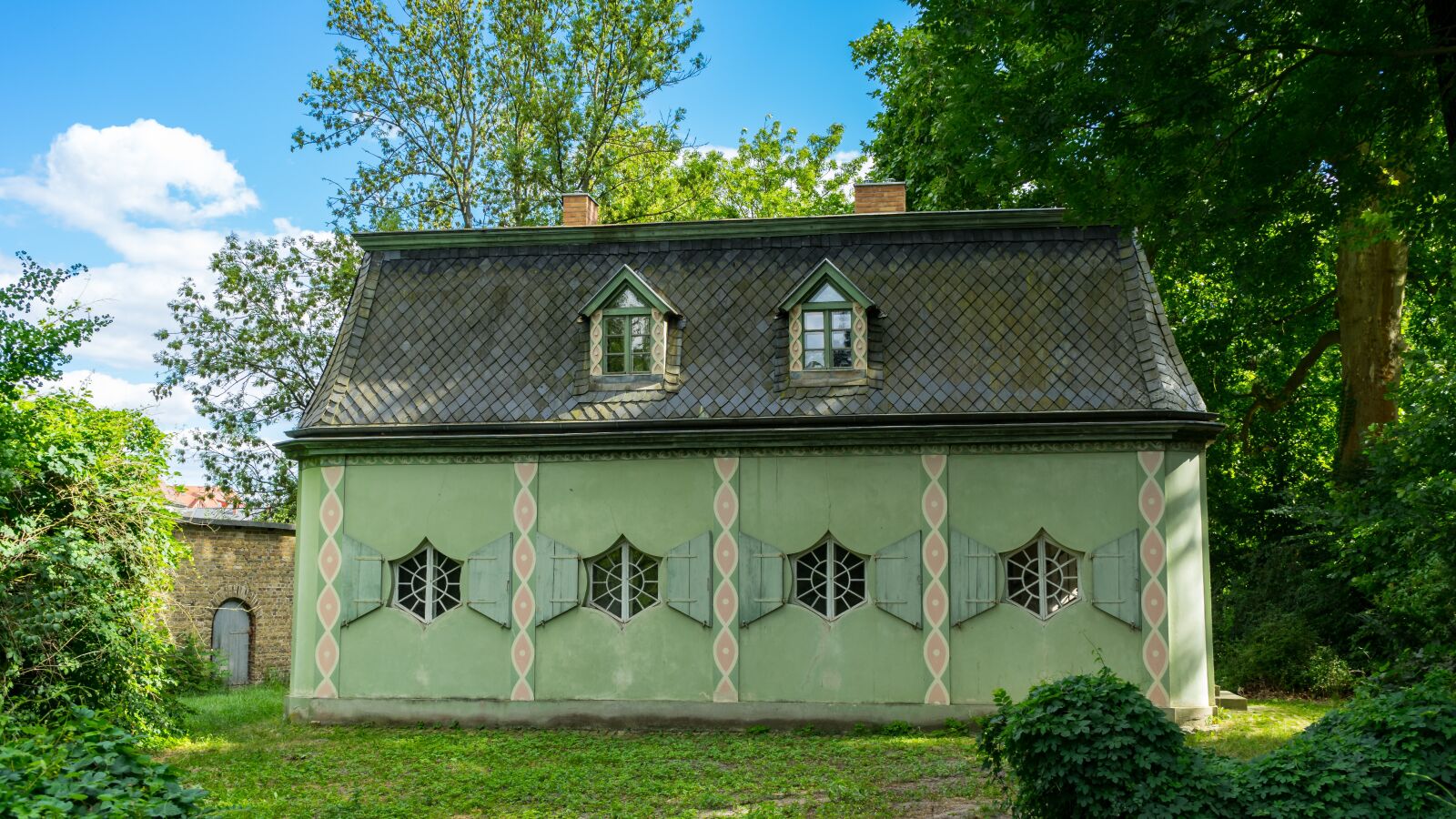 Sony a7 II + Sony FE 28-70mm F3.5-5.6 OSS sample photo. Country house, old, shutters photography