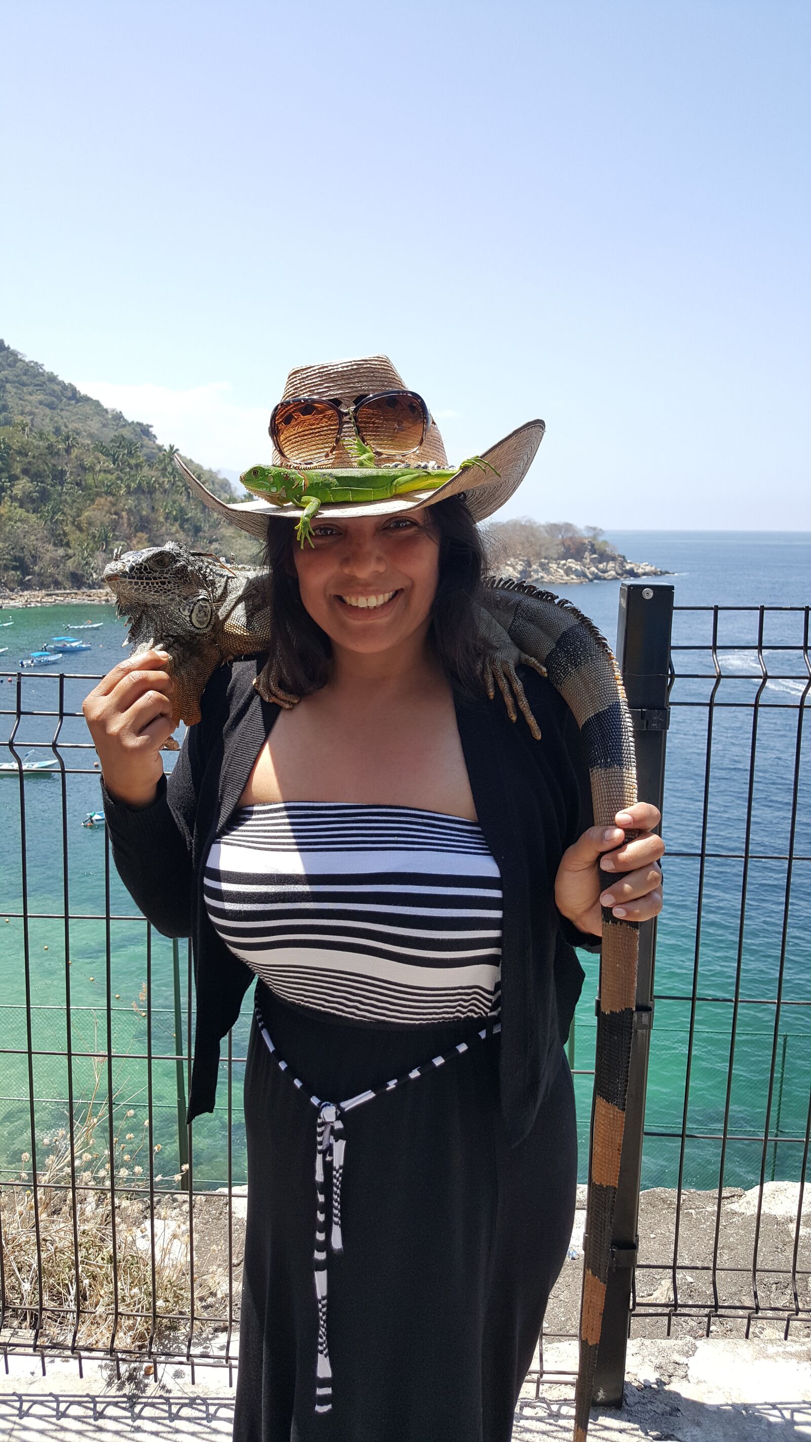 Samsung Galaxy Note5 sample photo. Woman, iguana, reptile photography