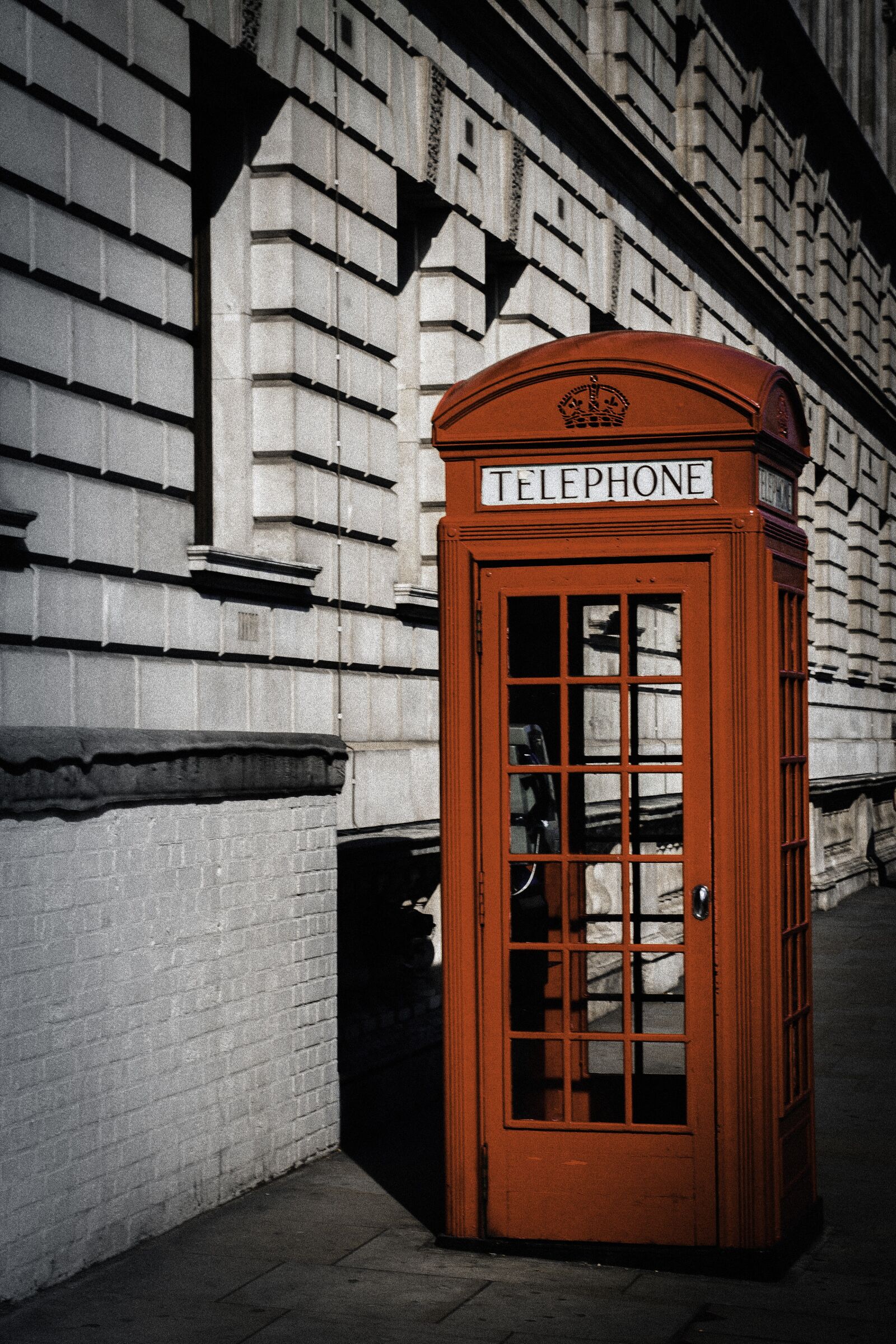 Canon EOS 7D sample photo. London, phone, cabin photography