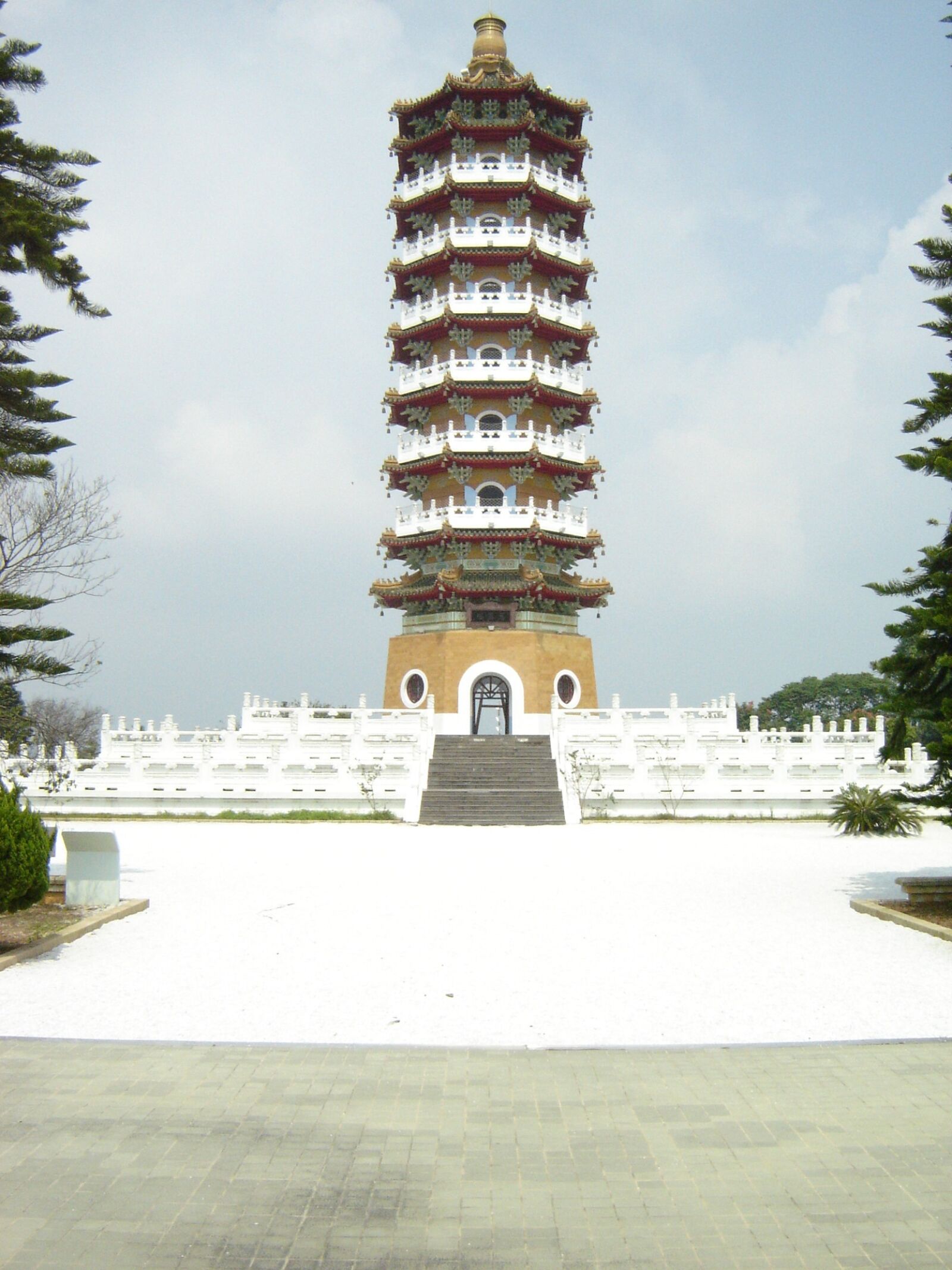 Sony DSC-P73 sample photo. Taiwan, pagoda, asia photography