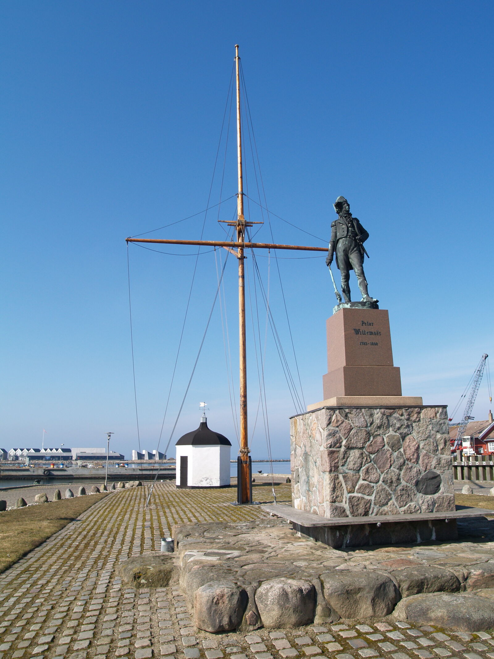 Olympus E-500 (EVOLT E-500) sample photo. Statue, in, habour photography