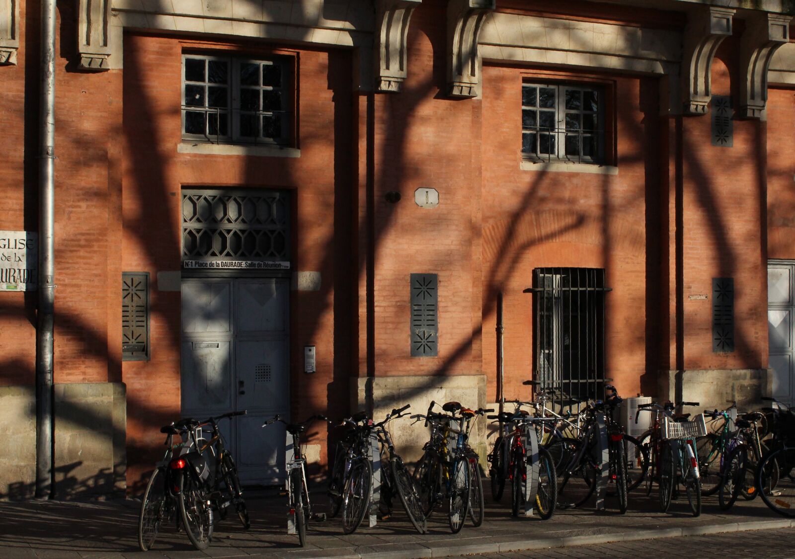 Canon EOS 600D (Rebel EOS T3i / EOS Kiss X5) sample photo. Toulouse, france, shadows photography